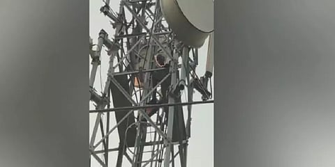 ”கொலை மிரட்டல் விடுக்கிறார்கள்”-செல்போன் டவரில் ஏறி தற்கொலைக்கு முயன்ற சுயேட்சை வேட்பாளர்!