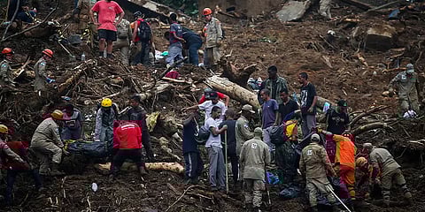 பிரேசில் நிலச்சரிவு: புதையுண்டவர்களை உயிருடன் மீட்க வேகவேகமாக மண்ணை தோண்டும் மீட்புப்படை