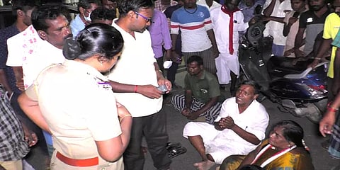 "தபால் ஓட்டுகளில் முறைகேடு"- மணப்பாறை அதிமுக வேட்பாளர் குடும்பத்துடன் சாலைமறியல்