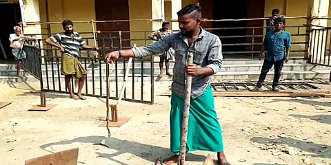 வாக்கு எண்ணும் மையத்தில் புகுந்த சாரைப்பாம்பு: அச்சத்துடன் பணியாற்றும் ஊழியர்கள்