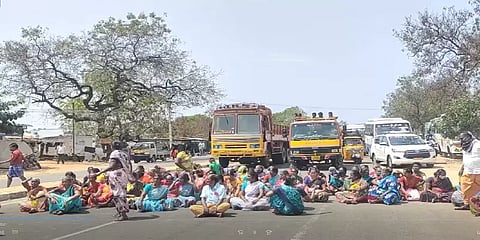 தேனியில் மாற்றுத்திறனாளி பெண் கொலை - குற்றவாளிகளை கைது செய்யக் கோரி உறவினர்கள் போராட்டம்