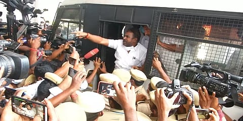 கோவை: போராட்டத்தில் ஈடுபட்ட எஸ்.பி.வேலுமணி உள்ளிட்ட 9 எம்.எல்.ஏ.க்கள் கைது