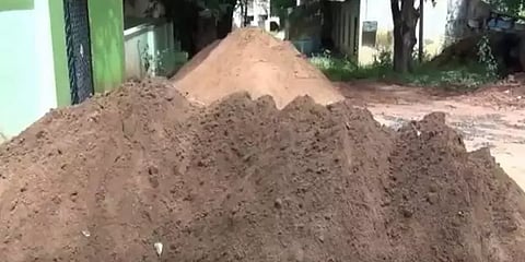 மணல் கடத்தல் விவகாரம் - ஓ.பி.எஸ் உதவியாளர் உட்பட 12 பேர் மீது வழக்கு