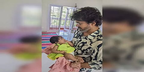 கையில் குழந்தையை ஏந்தி நிற்கும் விஜய் - ட்விட்டரை தெறிக்கவிடும் புகைப்படம்