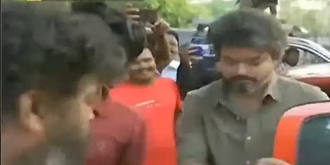 சிவப்பு நிற காரில் கருப்பு மாஸ்க்குடன் வந்து வாக்களித்த விஜய்