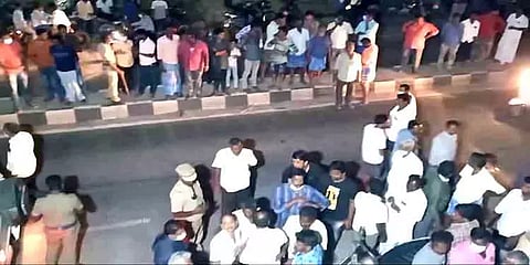 தருமபுரி: வாக்காளர்களுக்கு கொலுசு வழங்கியதாக திமுக-அதிமுகவினர் இடையே தள்ளுமுள்ளு