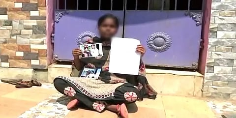 காதல் திருமணம் செய்து தலைமறைவான கணவன் வீட்டு முன்பு தர்ணாவில் ஈடுபட்ட பெண்