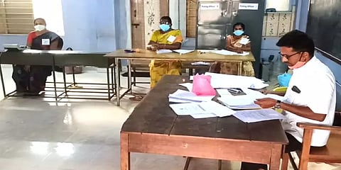 வாக்காளர்கள் வருகையின்றி வெறிச்சோடி காணப்படும் பவானிசாகர் பேரூராட்சி வாக்குச்சாவடிகள்