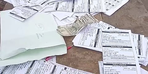 சென்னையில் பூத் சிலிப்புடன் அதிமுக பணம் விநியோகம்: திமுக குற்றச்சாட்டு