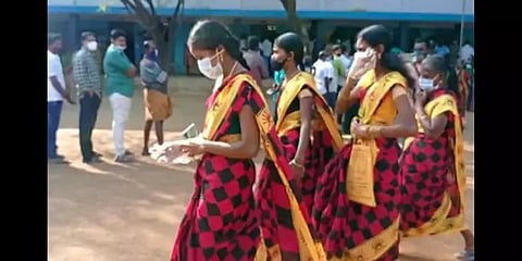 வாக்குச்சாவடிக்கு உதயசூரியன் பொறித்த புடவை அணிந்துவந்த பெண்களை திருப்பி அனுப்பிய போலீஸ்