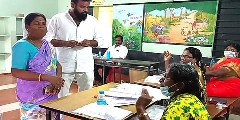 பெண்ணின் ஓட்டை யாரோ கள்ள ஓட்டாக போட்டதால் அதிகாரிகளுடன் வாக்குவாதம்