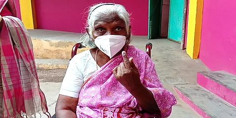 மதுரை: தள்ளாத வயதிலும் தனது மகளுடன் வந்து வாக்களித்த 95 வயது மூதாட்டி