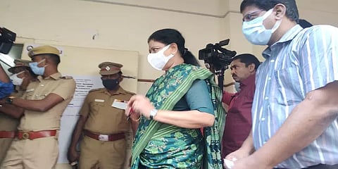 ''ஜெயலலிதா இல்லாமல் முதல் முறையாக வாக்களிக்கிறேன்'' - வி.கே.சசிகலா