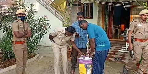 கரூர்: வாக்காளர்களுக்கு கொடுக்க வைத்திருந்த செல்ஃபோன்கள் பறிமுதல்