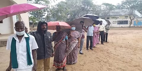 மழை, மின்சாரம் துண்டிப்பு, வாக்குவாதம்... - திருவாரூர் நகராட்சித் தேர்தலில் சுவாரஸ்யங்கள்