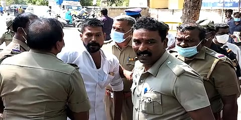 தேனி: வாக்களிக்க வந்த திமுகவை சேர்ந்தவரை முன்னாள் ராணுவத்தினர் திட்டியதாக வாக்குவாதம்