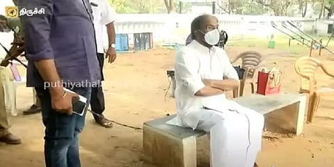 பாஜக வேட்பாளருக்கான பட்டனில் கோளாறு - தாமதத்தால் காத்திருந்து வாக்களித்த திருச்சி சிவா!