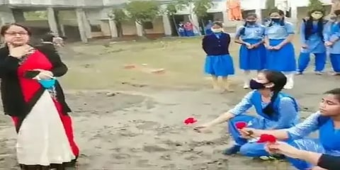 பூ.. பாடல்.. தழுவல்’ கண்ணீர்மல்க ஆசிரியைக்கு பிரியாவிடை! மே.வங்கத்தில் நெகிழ்ச்சி சம்பவம்