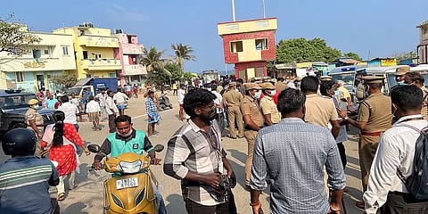 கத்தியுடன் வாக்குச்சாவடிக்குள் நுழைந்த திமுகவினர்! சிறிதுநேரம் நிறுத்தப்பட்ட வாக்குப்பதிவு