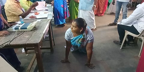 பெரியகுளம்: சக்கர நாற்காலி வழங்காததால் தவழ்ந்துசென்று வாக்களித்த மாற்றுத்திறனாளிப் பெண்