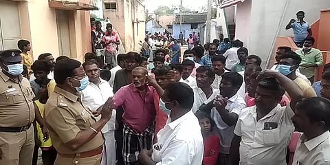 பெண்கள் வாக்குச்சாவடிக்குள் திடீரென நுழைந்து ஓட்டுப்போட்ட மர்ம நபர் -தென்காசியில் பரபரப்பு