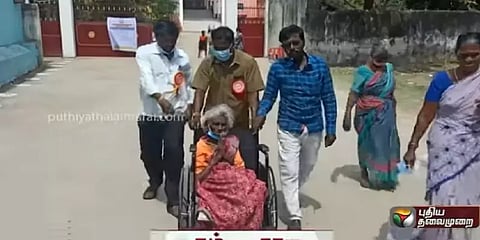 ரஜினி ரசிகர் முதல் மூதாட்டி வரை: தேர்தல் நாளில் கடமை தவறாது கவனம் ஈர்த்த வாக்காளர்கள்!