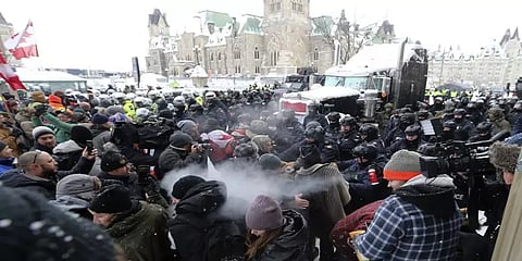 கனடா: கட்டாய தடுப்பூசிக்கு எதிர்ப்பு தெரிவித்து போராட்டம் - வெடிகுண்டு வீசிய காவல்துறை