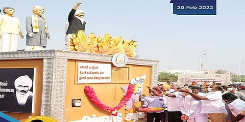 சென்னை: குடியரசு தின தமிழக அலங்கார ஊர்திகளை மலர்தூவி வரவேற்ற அமைச்சர்கள்