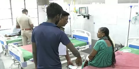 குடிபோதையில் தகராறு செய்த இளைஞரை தட்டிக்கேட்க முயன்ற தந்தை - மகளுக்கு அரிவாள் வெட்டு