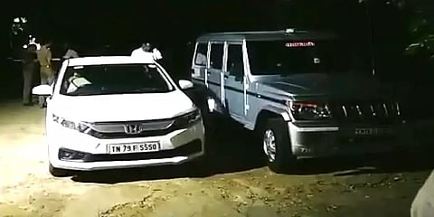 தென்காசி: வாக்கு எண்ணும் மையத்திற்குள் காரில் திமுகவினர் நுழைந்ததாக வாக்குவாதம்