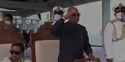 கம்பீரமாக அணிவகுத்து நின்ற கப்பல்கள்... நேரில் பார்வையிட்ட குடியரசுத் தலைவர்