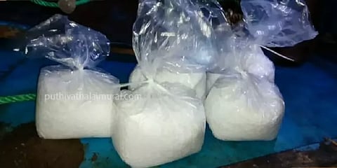 அதிவேகமாக கடலுக்குள் சென்ற நாட்டுப்படகு: உஷாராகி கடலிலேயே சுற்றிவளைத்த போலீஸ்; 8 பேர் கைது