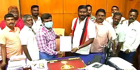 வேலூர்: நிராகரிக்கப்பட்ட வேட்புமனுக்கள்- போட்டியின்றி தேர்வானவர்களுக்கு வெற்றி சான்றிதழ்