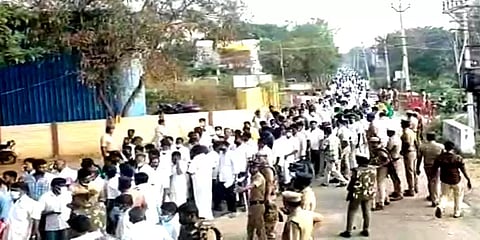 மதுரை: வாக்கு எண்ணும் மையத்தில் ஒரே நேரத்தில் குவிந்த முகவர்களால் பரபரப்பு