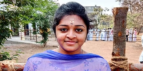 துவாக்குடி நகராட்சி: திமுக, அதிமுக வேட்பாளர்களை வீழ்த்தி வெற்றி பெற்ற கல்லூரி மாணவி