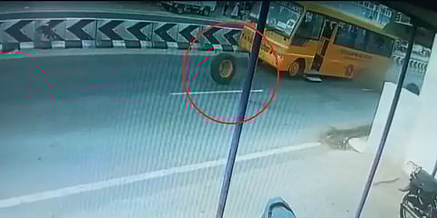 பள்ளி பேருந்திலிருந்து தனியே கழன்று சென்ற டயர்... காயங்களுடன் மீட்கப்பட்ட குழந்தைகள்