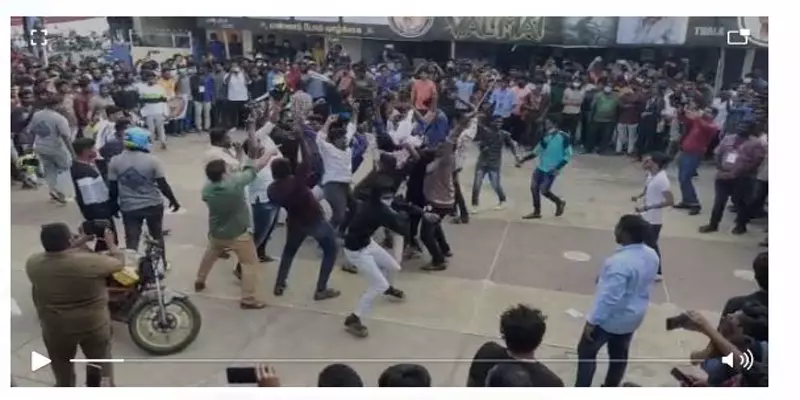 வேலூர்: ’வலிமை’ பட திரையரங்கு முன்பு மேள, தாளத்துடன் நடனமாடிய அஜித் ரசிகர்கள்!