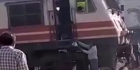 ஸ்நாக்ஸ் வாங்குவதற்காக பல ஆண்டுகளாக ரயிலையே நிறுத்தி வந்த டிரைவர்!