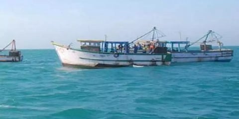 தமிழகத்தை சேர்ந்த 22 மீனவர்கள் இலங்கை கடற்படையால் கைது - விசைப்படகுகள் பறிமுதல்