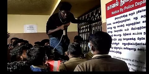 நாமக்கல்: 'வலிமை' முதல் காட்சி வெளியிட தாமதமானதால் தியேட்டரில் நாட்டு வெடி வெடிக்க முயற்சி