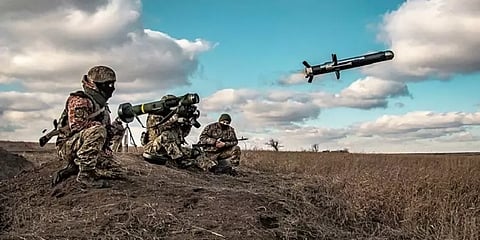 உக்ரைன் மீது ரஷ்யா போர்: தங்கம், கச்சா எண்ணெய் விலை உச்சம்; பங்கு சந்தைகள் சரிவு