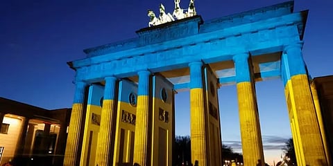 உக்ரைனுக்கு ஆதரவாக ஜொலிக்கும் பாரிஸ் நகர கட்டடங்கள்