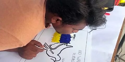 "உக்ரைன் போரை நிறுத்துங்கள்" - நாக்கால் படம் வரைந்து வலியுறுத்தும் சிவகாசி மாணவன்