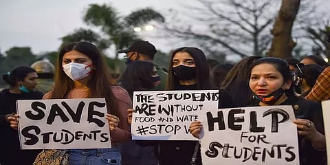 "உறவினர்களின் நிலை தெரியவில்லை" ரஷ்ய தூதரகத்தை முற்றுகையிட்ட சொந்தங்கள்