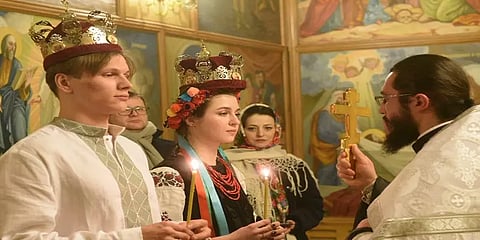 ஒருவேளை எதாவது ஆயிட்டா! - குண்டு சத்தத்தை மேளச் சத்தமாக்கிய உக்ரைன் ஜோடி