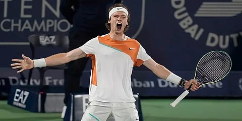 ரஷ்யா - உக்ரைன் போர்: கேமரா லென்சில் ரஷ்ய டென்னிஸ் வீரர் எழுதிய கருத்து வைரல்