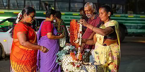 எளியோரின் வலிமை கதை 19: பூ வாங்குற மக்கள்கிட்ட இருக்கும் சிநேகம்தாங்க எங்களை வாழவைக்குது!