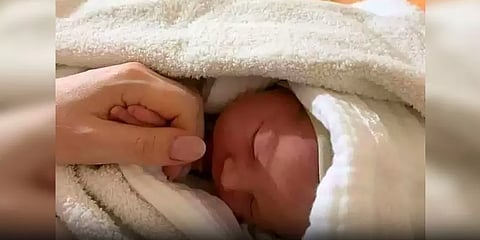 போருக்கு மத்தியில் பிறந்த பிஞ்சு! - தஞ்சமடைந்த சுரங்கத்தில் பூத்த பூ