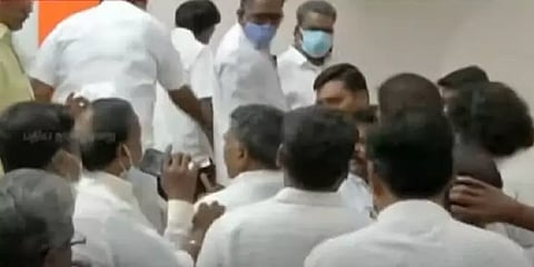 ‘மேடையை விட்டு கீழே இறங்கு‘- கே.எஸ்.அழகிரி முன்னிலையிலேயே காங்கிரஸார் மோதல்