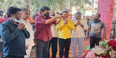 புனித் ராஜ்குமார் நினைவிடம் சென்று அஞ்சலி செலுத்திய விஜய்!